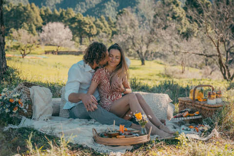 La Palma: Romantic Couple Photoshoot with Picnic in Nature La Palma: Romantic Couple Photo Shoot with Picnic in Nature