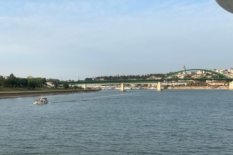 Belgrado: Cruzeiro ao pôr do sol em barco aberto com guia ao vivoBelgrado: Passeio de barco guiado pela cidade