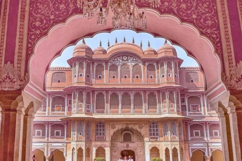 Découvrez Jaipur avec un guide en voiture depuis Delhi (14 heures)