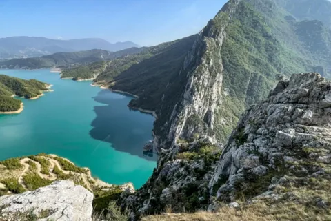 Von Golem/Durres: Bovilla-See-Busservice, Guide Tagestour