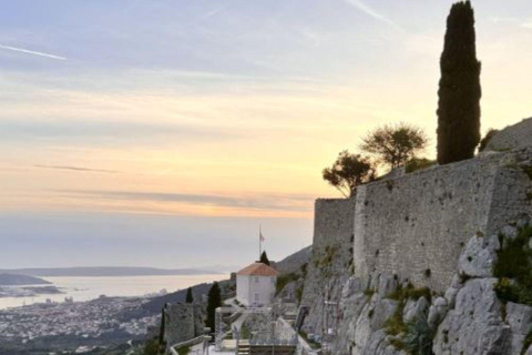Split: Visita panorámica de la ciudad al atardecer en KlisExcursión nocturna al atardecer en Klis