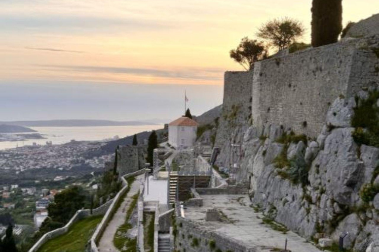 Split: Visita panorámica de la ciudad al atardecer en KlisExcursión nocturna al atardecer en Klis