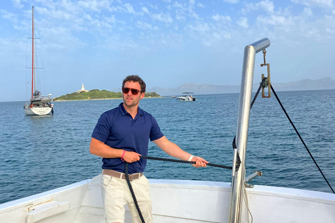 Alcudia Maiorca: Pôr do sol em barco com comida e bebida incluídasAlcudia, Maiorca: Pôr do sol num barco com comida e bebida incluídas