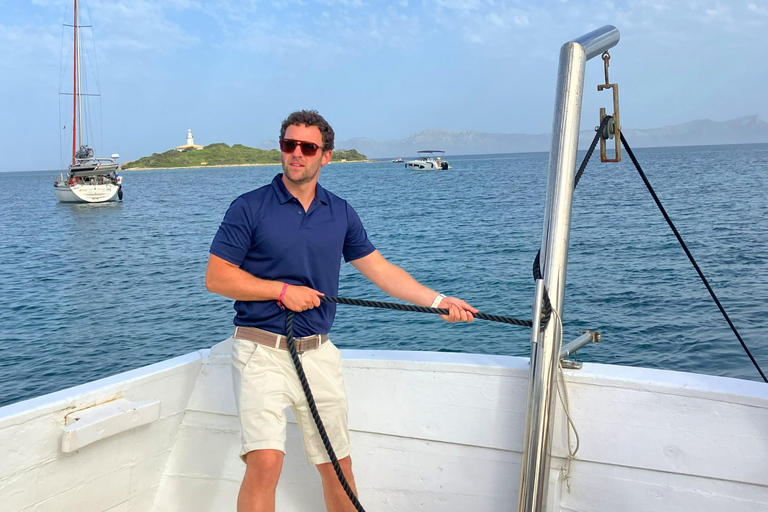 Alcudia Maiorca: Pôr do sol em barco com comida e bebida incluídasAlcudia, Maiorca: Pôr do sol num barco com comida e bebida incluídas