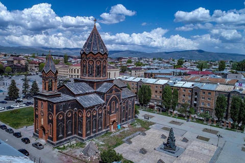 Enkelriktad transfer Jerevan Tbilisi med stadsvandring i GyumriPrivat transfer utan guide