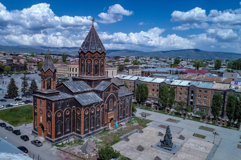 Enkelriktad transfer Jerevan Tbilisi med stadsvandring i GyumriPrivat transfer utan guide