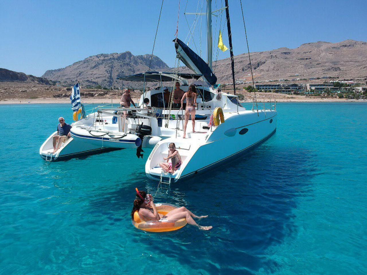 Rhodos/Lardos: Private Katamaranfahrt mit Mittagessen & Getränken