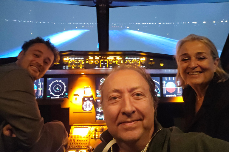 Flylounge: Ticket for a flying experience in an immersive flight simulator Flylounge: 60-minute immersive flight simulator ticket + 5-minute drone demo