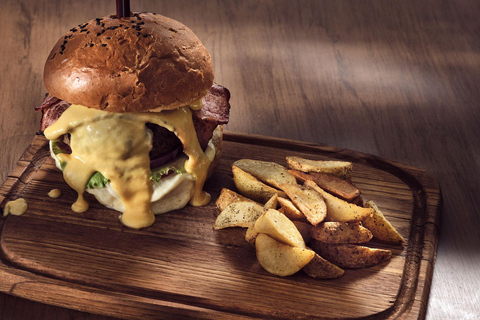 Zakynthos: Infinity Beach Club Day Pass with Food & Drinks