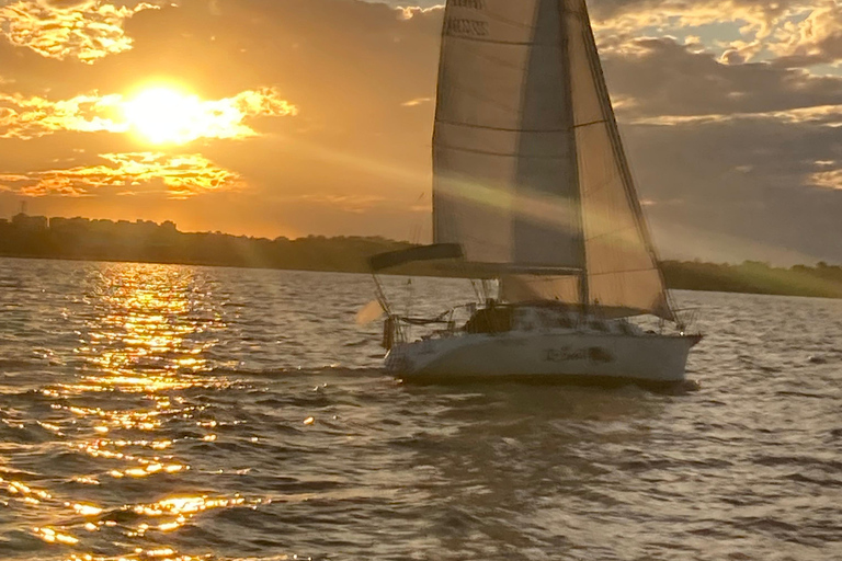 Buenos Aires: Sailboat ride, special city view, and food on board Buenos Aires: Sailboat tour, special view of the city, and lunch on board