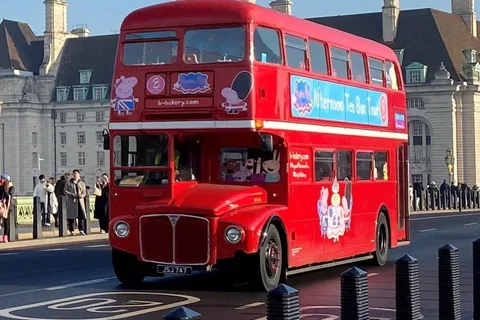 Londyn: Peppa Pig Afternoon Tea Bus Tour z audioprzewodnikiem