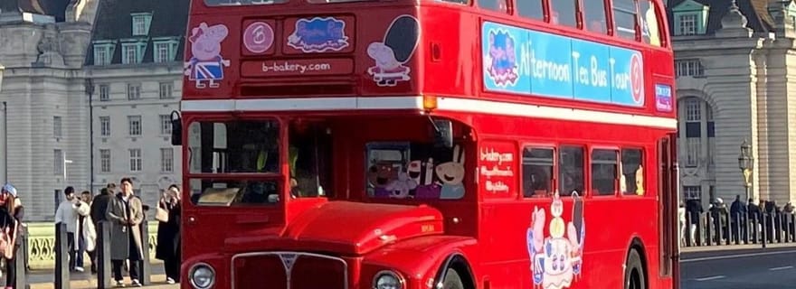 Londres : Visite en bus avec audioguide pour le thé de l'après-midi de Peppa Pig