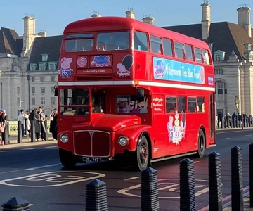 London: Peppa Pig Afternoon Tea Bus Tour with Audio Guide
