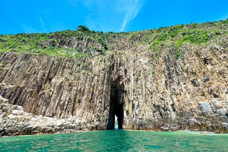 Tour in yacht del Geoparco UNESCO di Hong Kong: quattro archi marini e vulcanoTour in yacht del geoparco UNESCO di Hong Kong: quattro archi marini e vulcano