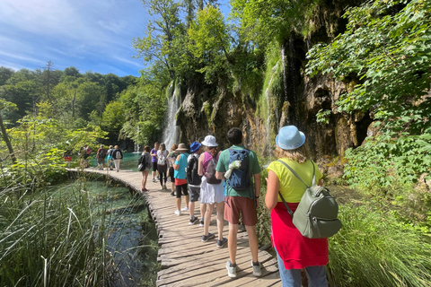 Desde Zagreb: Lagos de Plitvice con ticket de entrada y excursión de un día a Rastoke