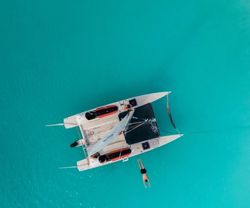 Vela partilhada: Passeio de barco à vela na lagoa de Bacalar.