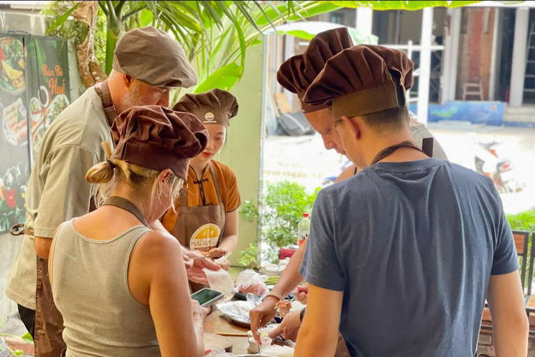 Aula de culinária em Hue: os melhores restaurantes locais com Madame ThuAula de culinária em Hue sem recolha e mercado local