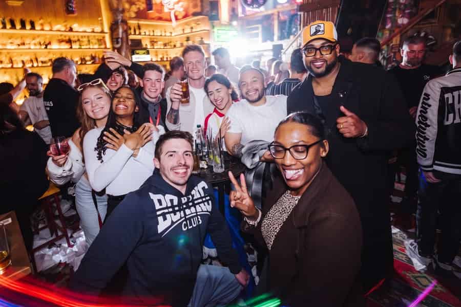 Tirana: Ultimative Kneipentour mit Gratis-Shots & Fotograf. Foto: GetYourGuide Tirana: Ultimative Kneipentour mit Gratis-Shots & Fotograf. Foto: GetYourGuide