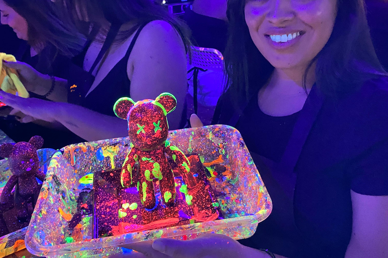 巴塞罗那：熊砖荧光画|葡萄酒与艺术巴塞罗那：Bearbrick 荧光画|葡萄酒与艺术