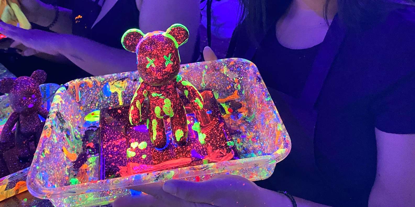 バルセロナ：ベアブリックの蛍光ペイント体験 | ワインとアート