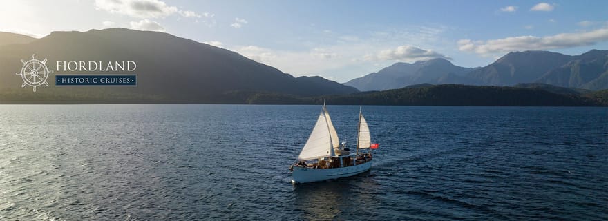 Croisière au champagne en soirée sur un yacht à moteur historique de 1935.