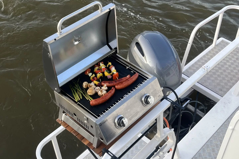 Varsóvia: cruzeiro privado pelo rio com snacks e bebidasVarsóvia: cruzeiro privado no rio com lanches e bebidas