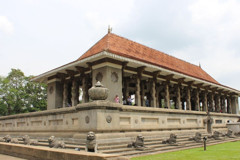 Colombo: Private Tuk-Tuk City Tour with Guide & Tickets Colombo: Private Tuk-Tuk Tour & Authentic Ceylon Tea Tasting