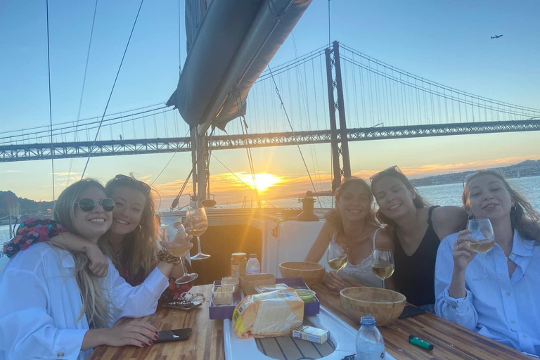 Lisbon: Tagus River Sailboat City Cruise Shared Tour - Sunset Tour