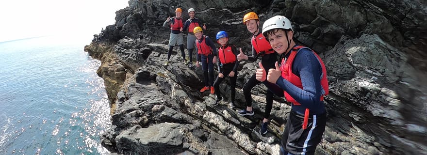Anglesey : Coasteering épique avec natation, escalade et sauts