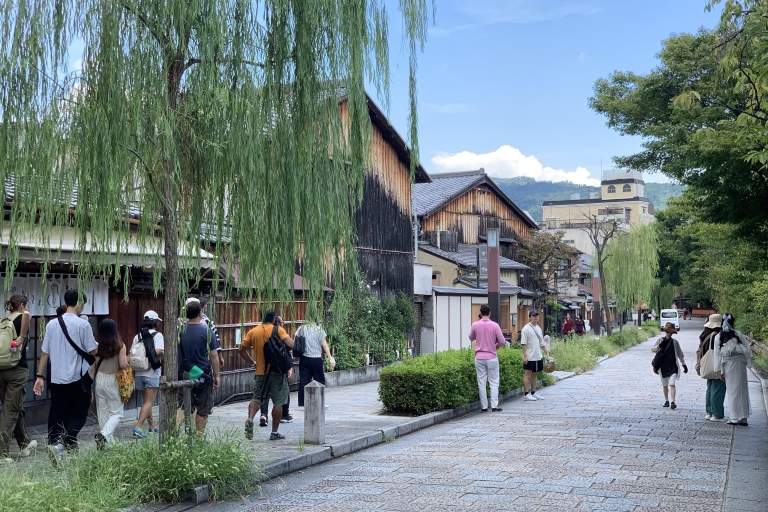 Spectacle de Maiko et de Geisha et visite culturelle à pied de GionLa visite enchantée de Maiko et la visite culturelle à pied de Gion
