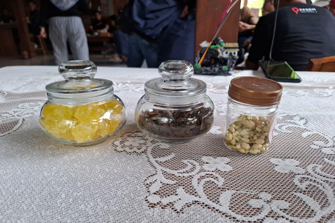 Yogyakarta: Javanese Tea Ceremony in Patehan Noble Residence