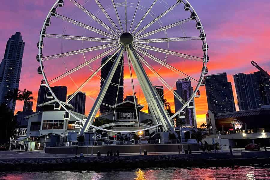 Miami: 2-stündige Nachtkreuzfahrt mit offener Bar und Blick auf die Skyline. Foto: GetYourGuide Miami: 2-stündige Nachtkreuzfahrt mit offener Bar und Blick auf die Skyline. Foto: GetYourGuide