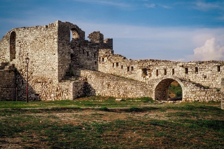 Desde Tirana: Visita de un día a la ciudad de Berat, UNESCO, y al lago BelshiCiudad de Berat UNESCO y Lago Belshi: Excursión de un día desde Tirana