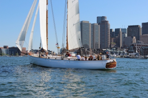 Navegación al atardecer con champán en el puerto de Boston desde Rowes WharfCrucero de domingo a viernes