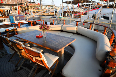 Bodrum: Private Boat Tour with Lunch and Drinks Sunset Tour With Luxury Gulet in Bodrum