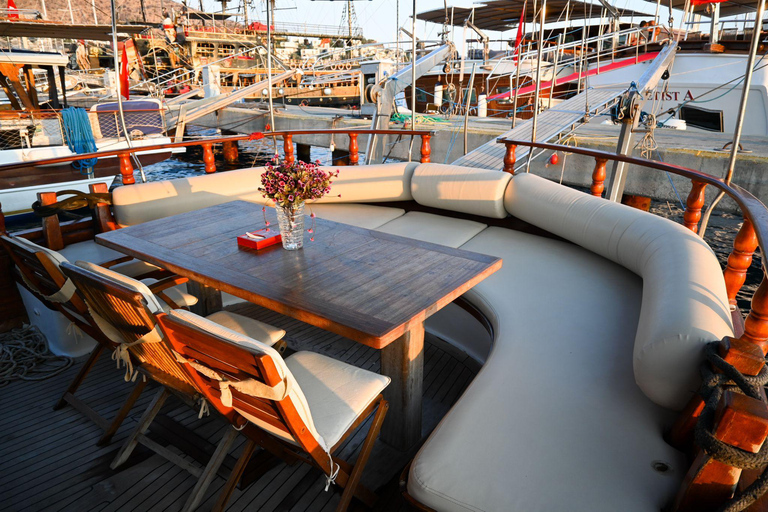 Bodrum: Private Boat Tour with Lunch and Drinks Sunset Tour With Luxury Gulet in Bodrum