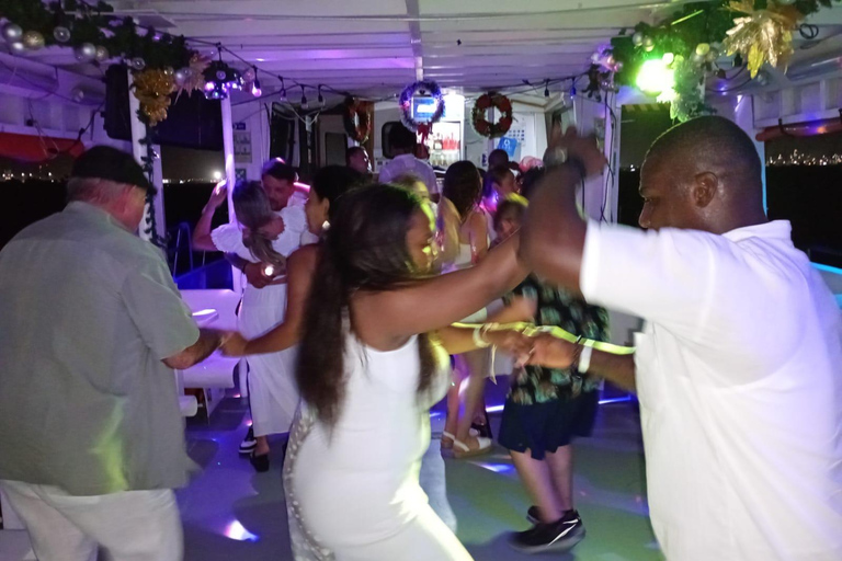 Carthagène : excursion en bateau de nuit avec dîner et open barCARTAGENA : Excursion en bateau de nuit blanche avec dîner et open bar