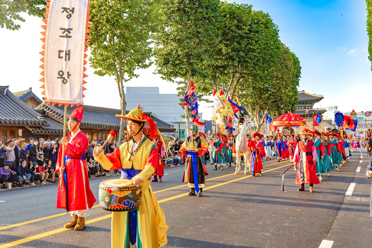 Seúl: excursión de un día al 62.º Festival Cultural de Suwon Hwaseong27 de septiembre | Excursión a la aldea tradicional y a Hwaseong, desde Myeongdong