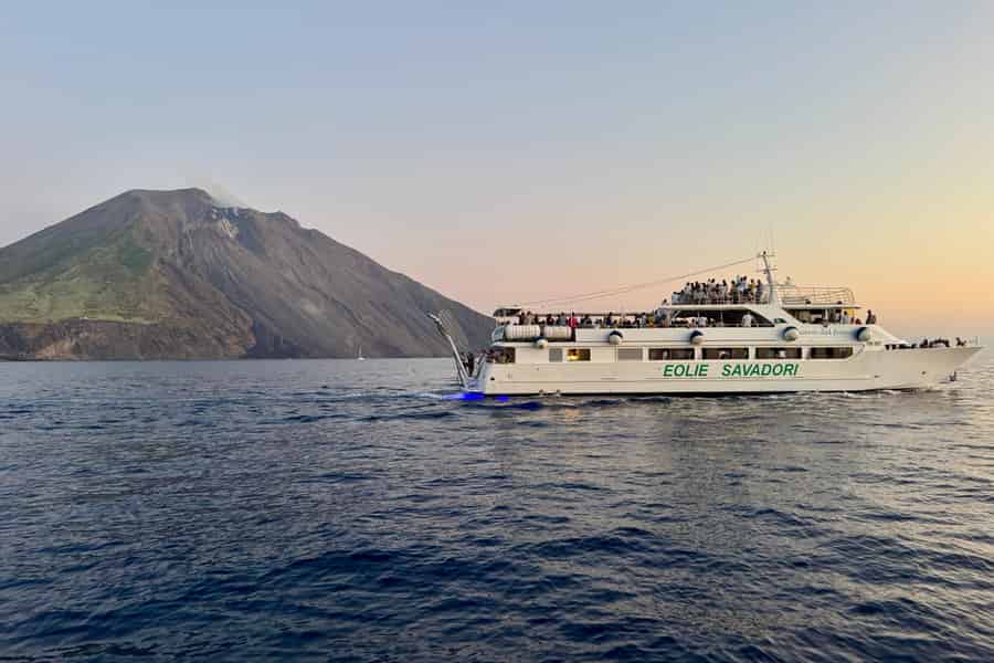 Da Tropea: Lipari Panarea Stromboli bei Nacht. Foto: GetYourGuide Da Tropea: Lipari Panarea Stromboli bei Nacht. Foto: GetYourGuide