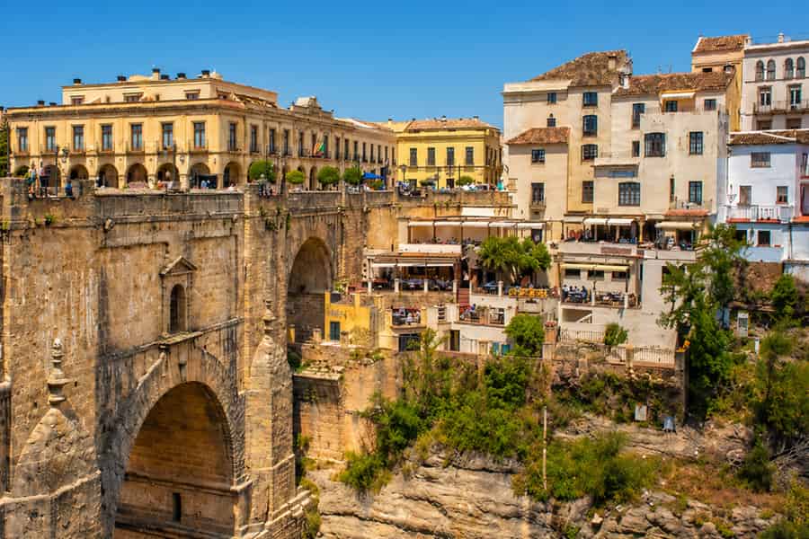 Ab Málaga: Ronda & Setenil mit kleinem Zug + Wein & Tapas. Foto: GetYourGuide Ab Málaga: Ronda & Setenil mit kleinem Zug + Wein & Tapas. Foto: GetYourGuide