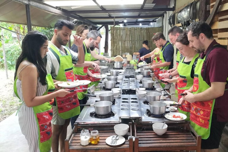 Krabi : Corso di cucina thailandese autentica con tour del mercato