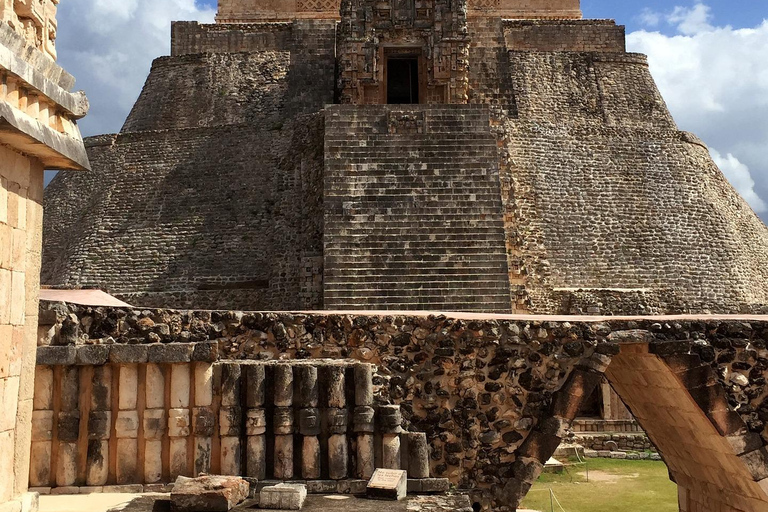 Uxmal: Archeologiczna wycieczka z przewodnikiem z opłatą za wstępWycieczka grupowa w języku angielskim lub hiszpańskim z opłatą za wstęp