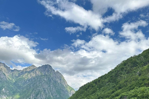 Tirana : Visite des Alpes albanaises et du village de Theth avec déjeuner