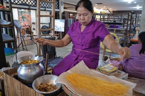 Chiang Mai: Thai Silk Weaving Workshop with Lunch