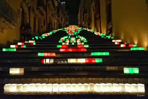 Caltagirone: street food e illuminazione della Scalinata