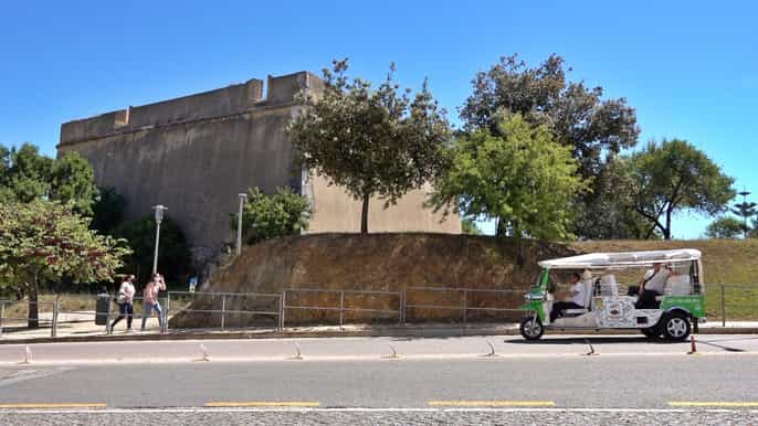 Lagos: Old Town, New Town, and Beaches Tuk Tuk Tour