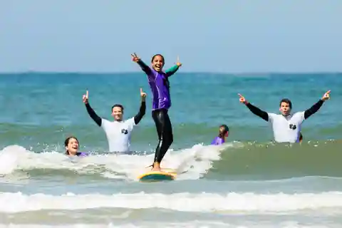 Surf lessons on the mythical site of La Torche
