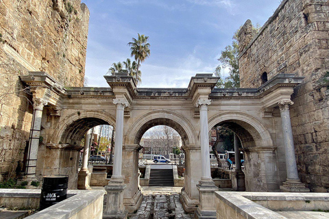 Antalya : Visite guidée de la ville avec billets pour les chutes d'eau et déjeuner.Tour en bateau