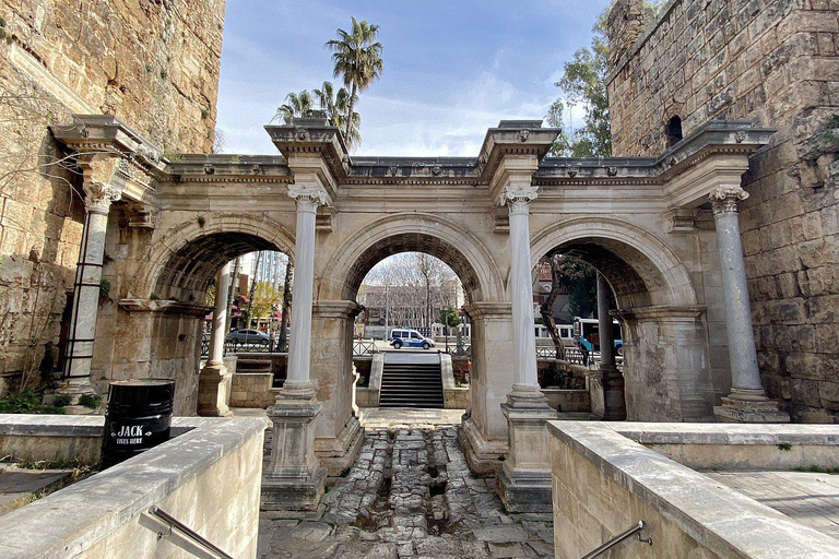 Antalya : Visite guidée de la ville avec billets pour les chutes d'eau et déjeuner.Tour en bateau