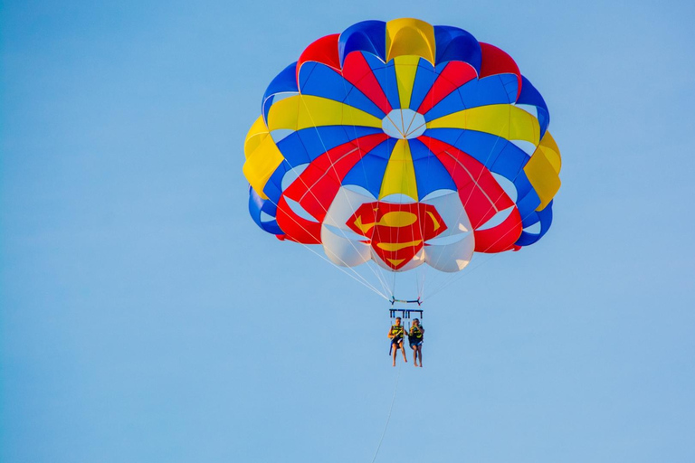 Barcelona: Parasailing with panoramic views over the sea Barcelona: Parasailing with panoramic views while parachuting over the sea